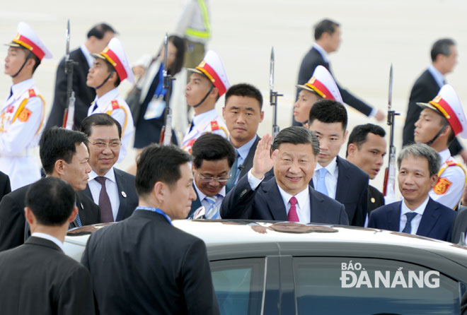  President Xi Jinping waving his hand at the airport