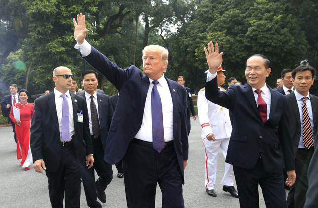 Chủ tịch nước Trần Đại Quang và Tổng thống Hoa Kỳ Donald Trump đi thăm Khu Di tích Chủ tịch Hồ Chí Minh trong Phủ Chủ tịch, sau khi kết thúc hội đàm.                 Ảnh: TTXVN