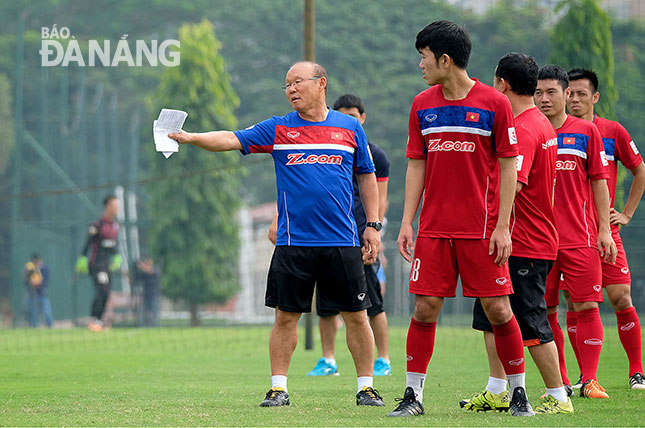 Với sự chuẩn bị kỹ lưỡng cũng như nắm bắt được lối chơi của đối phương, cơ hội để HLV Park Hang-seo (áo xanh) dẫn dắt đội tuyển Việt Nam giành được một kết quả tốt trong cuộc tái đấu với Afghanistan là rất lớn.  Ảnh: NGUYÊN HUY