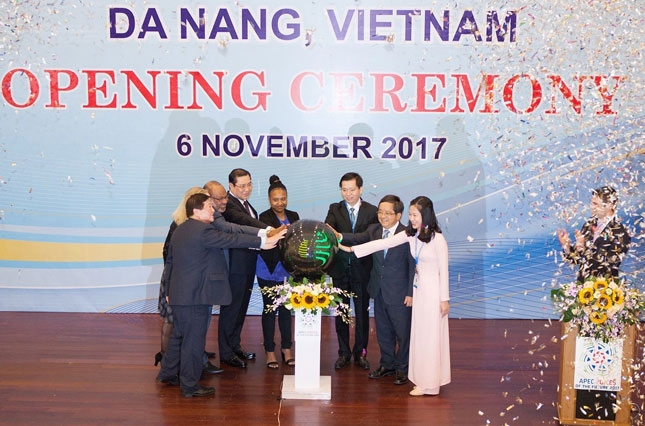 Chủ tịch UBND thành phố Huỳnh Đức Thơ (thứ 5 từ phải) cùng các đại biểu thực hiện nghi thức khai mạc Diễn đàn “Tiếng nói Tương lai APEC 2017 (VOF)”. 				                 Ảnh: TTXVN