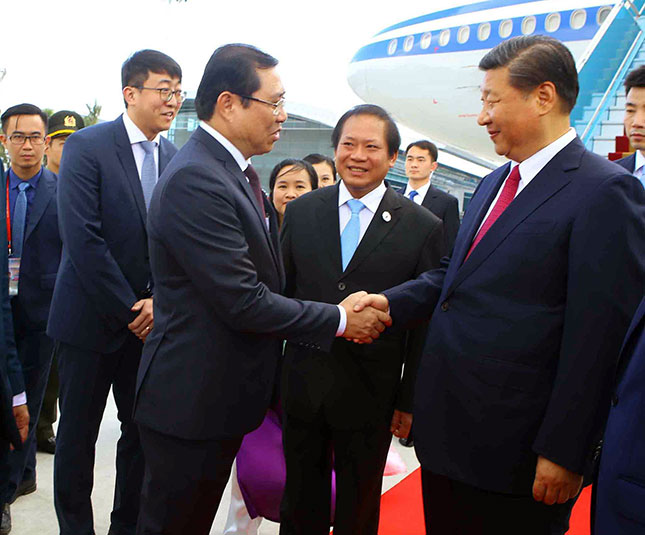 Chủ tịch UBND thành phố Huỳnh Đức Thơ (trái) đón Tổng Bí thư, Chủ tịch Trung Quốc Tập Cận Bình tham dự Tuần lễ Cấp cao APEC 2017 tại sân bay quốc tế Đà Nẵng.        														                                  Ảnh: TTXVN