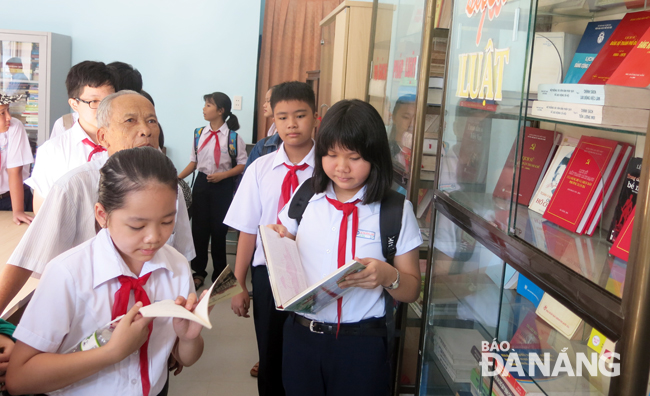 Cần rèn luyện thói quen đọc sách cho học sinh từ nhỏ. Trong ảnh: Học sinh trên địa bàn quận Thanh Khê đọc sách tại Phòng đọc sách ở phường Xuân Hà. 