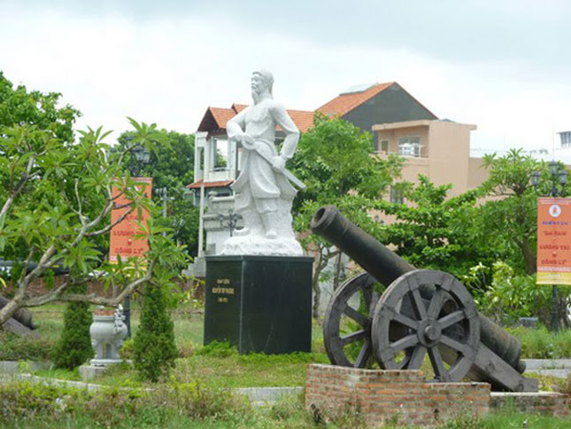 Tượng Đài Nguyễn Tri Phương và súng Thần công tại thành Điện Hải Đà Nẵng. Ảnh: Internet