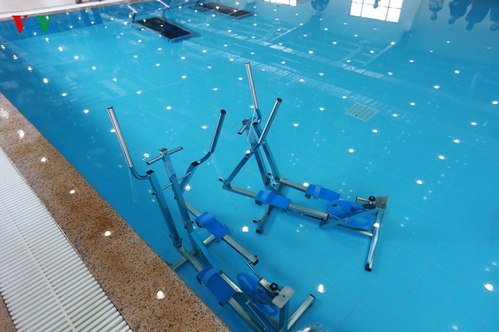 Hệ thống bể bơi với các thiết bị phục hồi dưới nước.