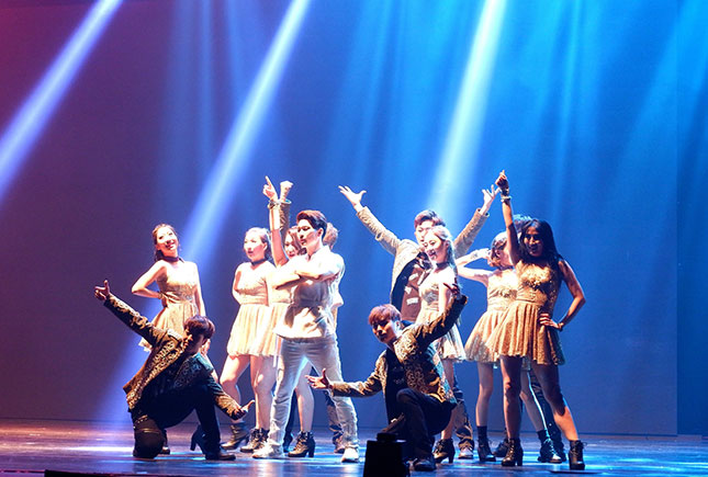 Chương trình nghệ thuật “K-Culture Show - Hai ngôi sao tình yêu” do Nhà hát Trưng Vương phối hợp với Trung tâm Nghệ thuật Uijeongbu (Hàn Quốc) tổ chức vào tháng 6-2017 làm khán giả Đà Nẵng mãn nhãn về sự kết hợp giữa K-pop, nhạc kịch, vũ đạo, street dance, võ thuật, ảo thuật…   Ảnh: TÚ PHƯƠNG