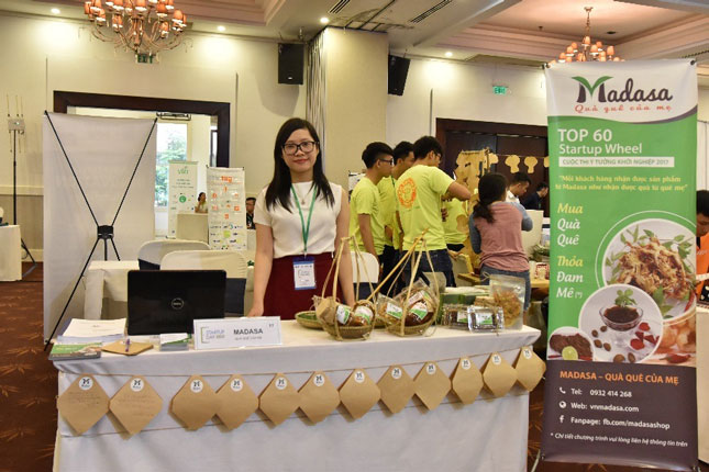 Lê Thị Hồng Mận với sản phẩm Madasa tham gia cuộc thi Ý tưởng khởi nghiệp – STARTUP WHEEL toàn quốc năm 2017, tại TP. Hồ Chí Minh. (Ảnh nhân vật cung cấp) 