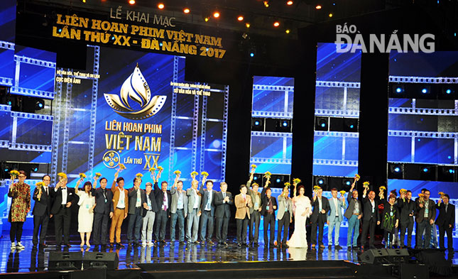 Lãnh đạo Bộ Văn hóa, Thể thao và Du lịch cùng lãnh đạo thành phố tặng hoa chúc mừng Ban giám khảo Liên hoan phim Việt Nam lần thứ 20. Ảnh: NGỌC PHÚ 