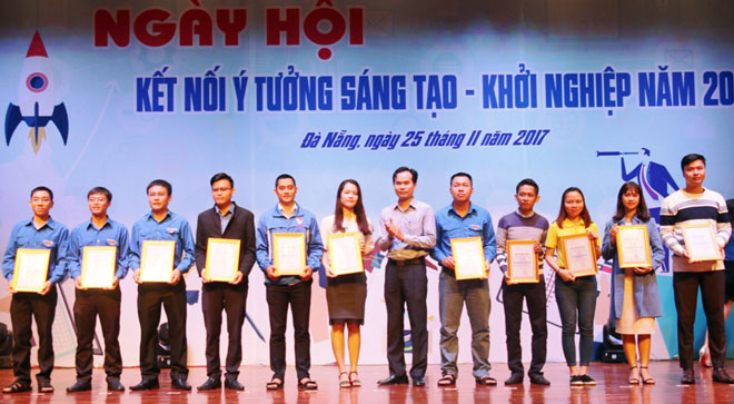 Anh Nguyễn Duy Minh, Bí thư Thành Đoàn Đà Nẵng trao Bảng chứng nhận tham gia ngày hội cho các đơn vị.