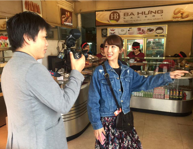 Các đoàn khảo sát quốc tế thường quan tâm dịch vụ lưu trú, cơ sở hạ tầng cũng như sản phẩm du lịch của điểm đến. Trong ảnh: Các thành viên đoàn báo chí và blogger nổi tiếng của Nhật Bản khảo sát một điểm mua sắm trên địa bàn Đà Nẵng. 