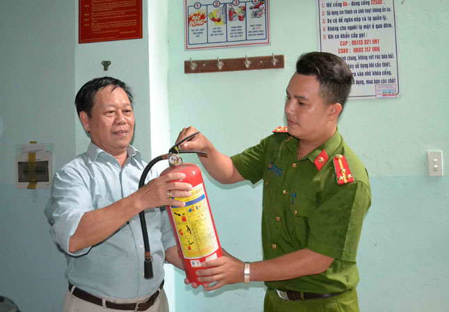 Công an phường Thuận Phước hướng dẫn người dân sử dụng bình chữa cháy để bảo đảm an toàn cháy nổ ở khu dân cư.
