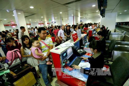 Hành khách làm thủ tục check-in tại sân bay quốc tế Tân Sơn Nhất (TP Hồ Chí Minh). Ảnh: Huy Hùng/TTXVN