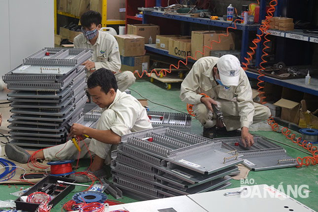 Nhờ đầu tư máy móc, các đơn vị thụ hưởng chương trình khuyến công tăng năng suất, tạo ra sản phẩm chất lượng cao. Trong ảnh: Sản xuất bảng tủ điện tại Công ty TNHH sản xuất - thương mại - xây dựng Điện Bích Hạnh (xã Hòa Nhơn, huyện Hòa Vang).