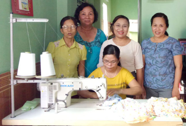Hội Liên hiệp Phụ nữ phường Khuê Trung tặng máy may cho hộ nghèo.