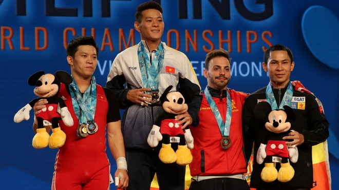 Thạch Kim Tuấn of Việt Nam (second, left) poses with his world gold medals together with other athletes at the International Weightlifting Federation World Championships in California, the United States. — Photo thethaovanhoa.vn Read more at http://vietnamnews.vn/sports/418569/tuan-lifts-three-gold-medals-at-world-championship.html#RJf2rMu6BwQG8Evl.99