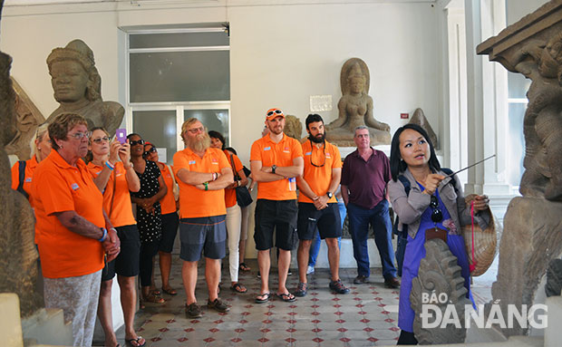 Foreigners visiting the Da Nang Museum of Cham Sculpture (Photo: DNO)