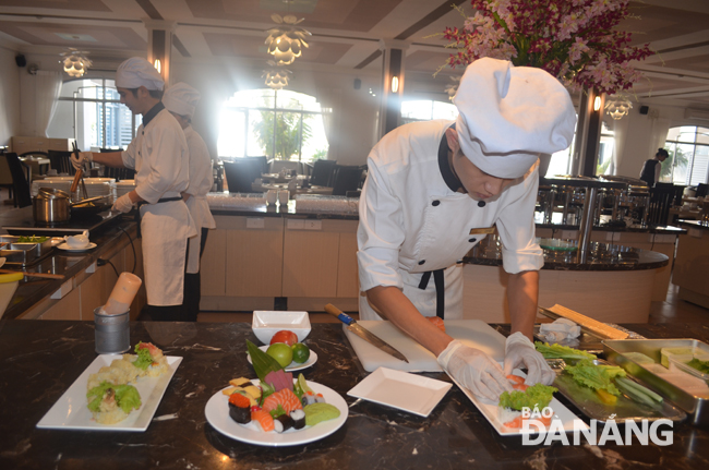 Các nhà hàng, khách sạn uy tín phục vụ ăn uống luôn chú trọng việc bảo đảm an toàn thực phẩm cho thực khách.