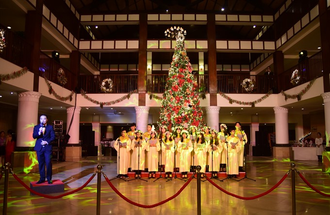 A choir peforms at a Christmas Tree lighting ceremony in Đà Nẵng City. Groups and individuals are invited to compete in a cultural performance and talent show in the city in celebration of the Christmas Day and New Year. — VNS Photo Ngọc Thành Read more at http://vietnamnews.vn/life-style/418772/da-nang-expats-to-show-off-talents.html#QXFcdmOC0jtpo5hX.99