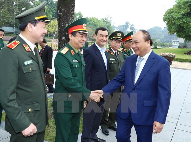 Prime Minister Nguyen Xuan Phuc meets with officials from the management board of the Ho Chi Minh Mausoleum (Photo VNA)