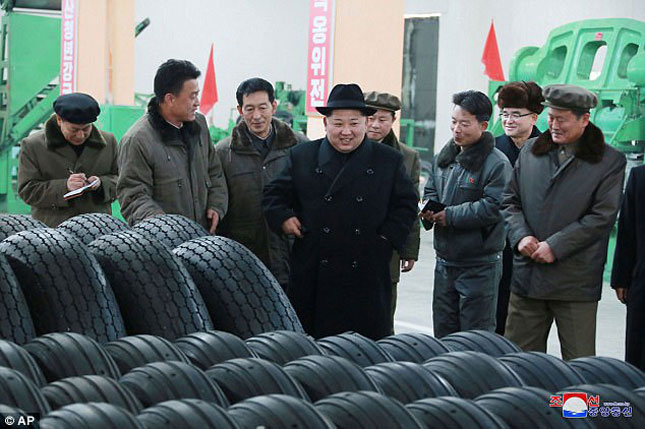 Nhà lãnh đạo CHDCND Triều Tiên Kim Jong-un thăm và cảm ơn một nhà máy ở tỉnh Chagang đã sản xuất phương tiện chở tên lửa đạn đạo liên lục địa mới nhất của nước này. Ảnh: AP