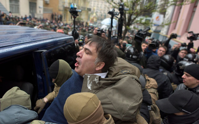 Lực lượng an ninh bắt giữ ông Mikheil Saakashvili. Ảnh: AP
