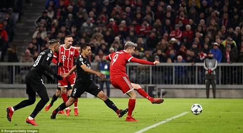 Lewandowski mở tỷ số cho Bayern Munich. (Ảnh: Getty)