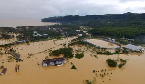 Gần 5.000 ngôi nhà bị phá hủy, hơn 3.000 ngôi nhà bị nhấn chìm trong nước lũ sau bão Cempaka. Ảnh: AFP.