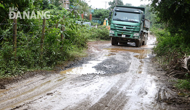 Đường dân sinh ở tổ 2, thôn Phước Thuận bị các xe ben chở đất, đá phá nát do đường công vụ bị cày thành bãi lầy. 	                  Ảnh: HOÀNG HIỆP