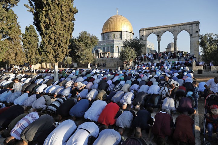   Người Palestine cầu nguyện trong ngày Lễ Hiến sinh tại Thánh đường al-Apsa- một trong 3 địa điểm linh thiêng nhất của người Hồi giáo tại Jerusalem. Ảnh: AFP