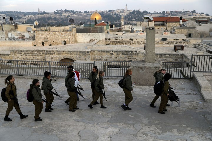 Binh sĩ Israel tuần tra đảm bảo an ninh tại Thành cổ Jerusalem. Ảnh: Reuters
