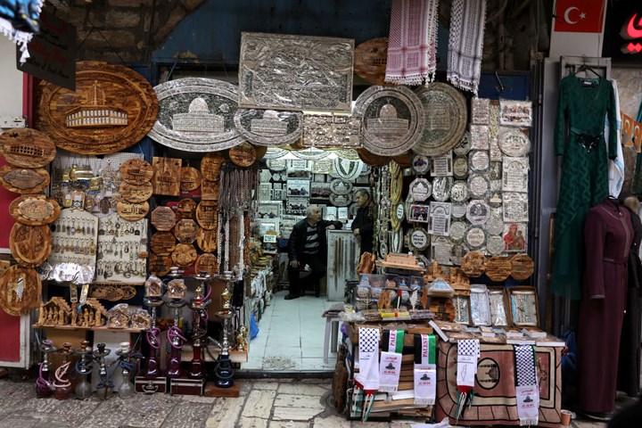   Một cửa hàng buôn bán đồ cổ tại Jerusalem. Ảnh: Reuters