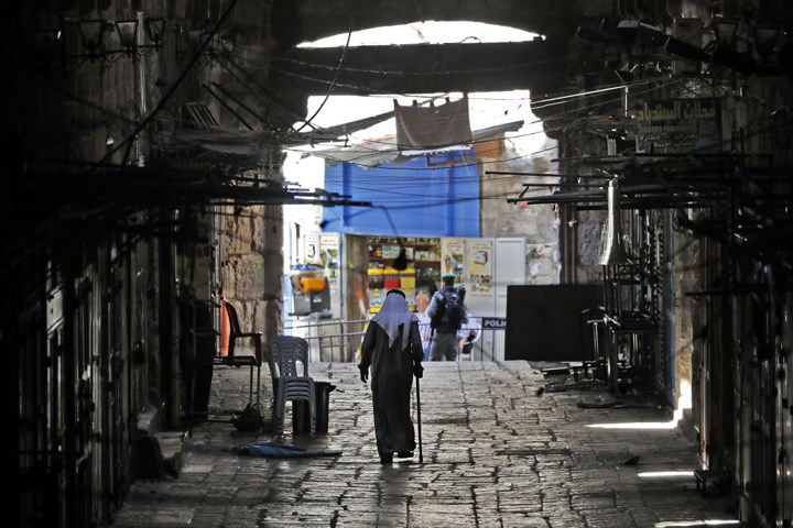 Một người đàn ông Palestine đi bộ trong Thành cổ ở Jerusalem./.