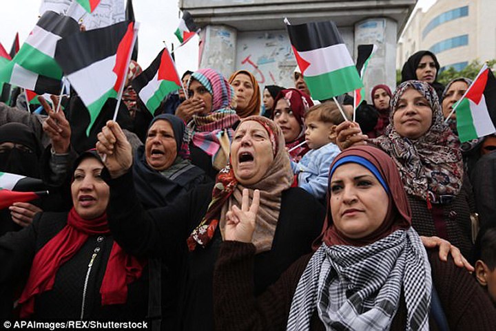 Maroc đã triệu đại diện ngoại giao Mỹ để phản đối và cho rằng quyết định của Mỹ sẽ tạo ra làn sóng lên án và giận giữ trên khắp thế giới. Ảnh phụ nữ Palestine biểu tình ở Gaza: APA.