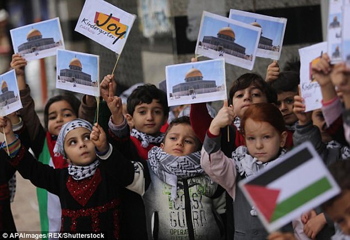 Các em nhỏ người Palestine cũng tham gia vào cuộc biểu tình phản đối Mỹ công nhận Jerusalem là thủ đô của Israel. Ảnh: APA.