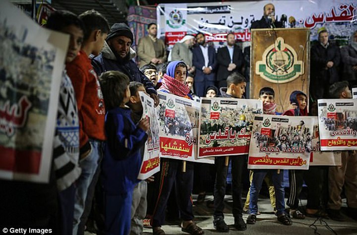 Người biểu tình tuần hành gần khu vực trại tị nạn Jabaliya ở thành phố Gaza. Ảnh: Getty.