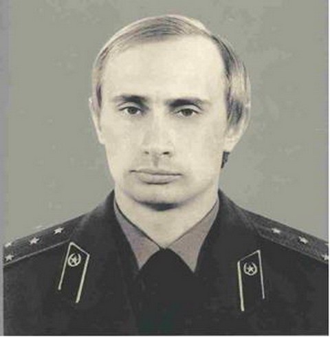 Ông Putin mặc đồng phục của KGB (Ảnh: Business Insider)