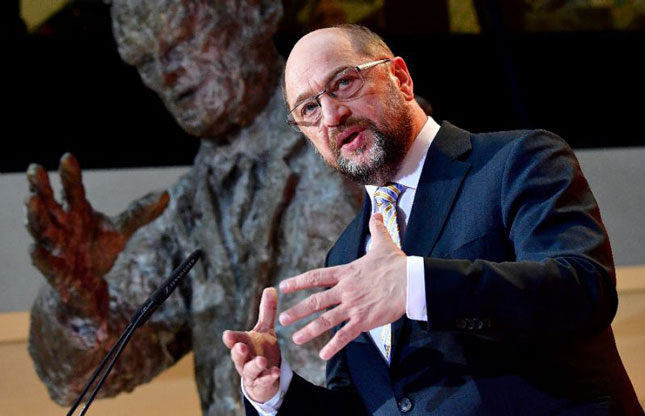 Chủ tịch SPD Martin Schulz muốn “bắt tay” lập liên minh chính phủ với Thủ tướng Angela Merkel. Ảnh: AP