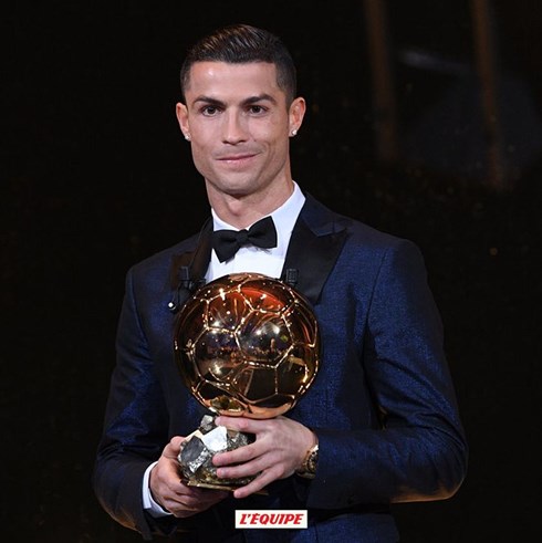 Cristiano Ronaldo giành Quả bóng vàng thứ 5 trong sự nghiệp.  Ảnh: L'Equipe.