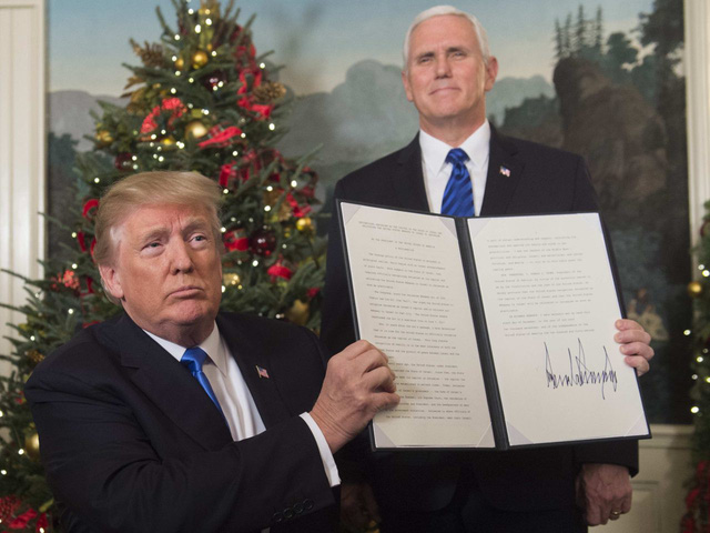Tổng thống Mỹ Donald Trump ký tuyên bố công nhận Jerusalem là thủ đô của Israel (Ảnh: AFP/Getty)