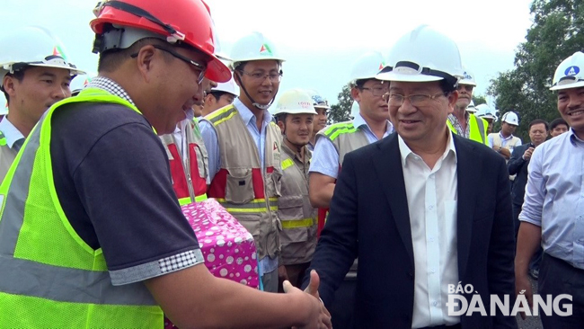 Phó Thủ tướng Trịnh Đình Dũng thăm hỏi, tặng quà, động viên các nhà thầu đang thi công trên công trình.
