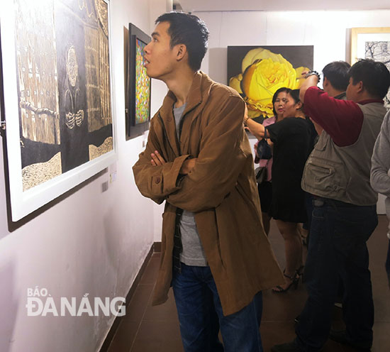 Đông đảo người yêu mỹ thuật đến tham quan triển lãm Mỹ thuật Đà Nẵng 2017.