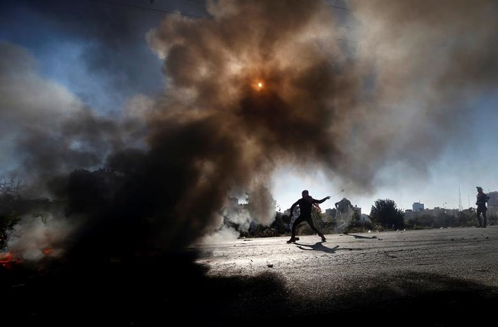 Thanh niên Palestine ném bom cháy về phía quân đội Israel trong một cuộc đụng độ gần khu định cư của người Do Thái ở Beit El, ở khu vực thành phố Ramallah, khu Bờ Tây.