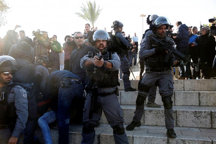 Cảnh sát Israel làm nhiệm vụ ở khu vực Damascus Gate sau buổi cầu nguyện hôm 8/12 ở khu vực Thành phố Cổ của Jerusalem.