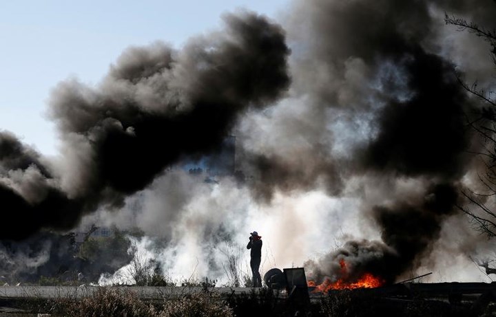 Người biểu tình Palestine đốt lốp xe trong các cuộc biểu tình phản đối quyết định của Tổng thống Mỹ công nhận Jerusalem là thủ đô Israel.
