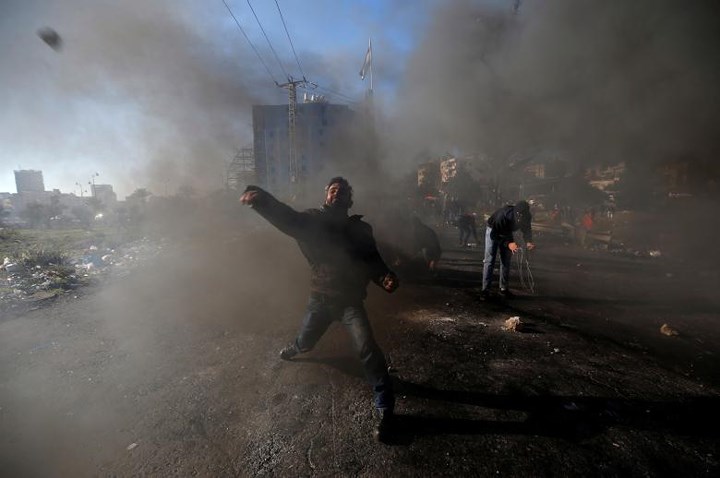 Người biểu tình Palestine dùng gạch đá để tấn công lực lượng an ninh Israel.