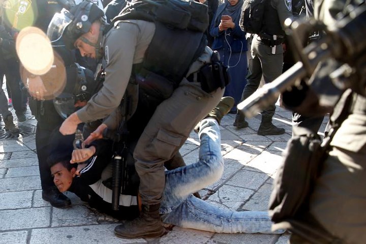 Cảnh sát biên giới Israel bắt giữ một người biểu tình quá khích Palestine.