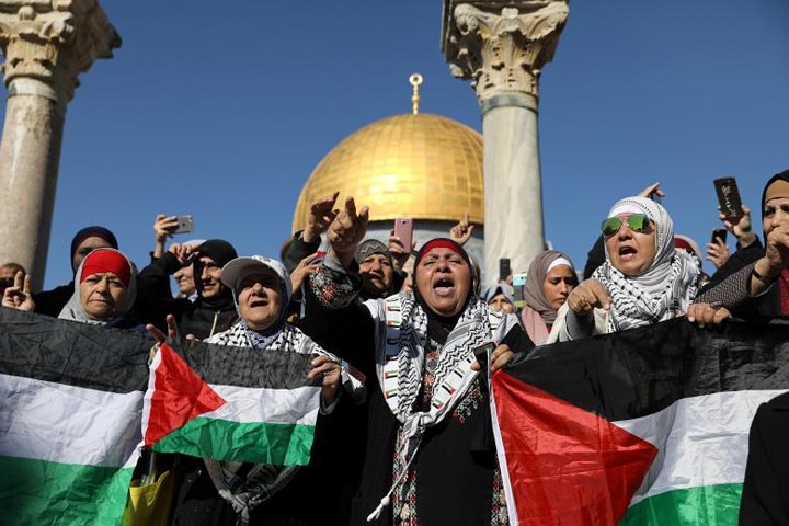 Không chỉ có thanh niên và nam giới, những phụ nữ luống tuổi cũng tham gia biểu tình tại khu vực Núi Đền ở Jerusalem.
