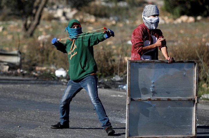 Người biểu tình sử dụng cả súng cao su để tấn công lực lượng an ninh Israel.