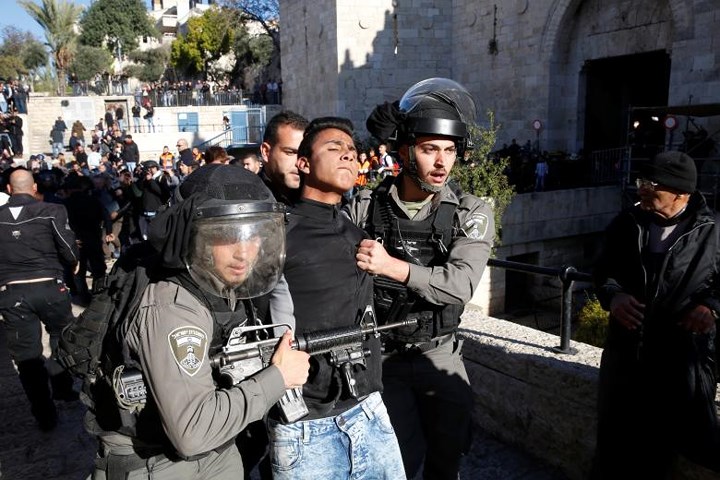 Một thanh niên bị bắt giữ ở Damascus Gate thuộc khu vực Thành phố Cổ của Jerusalem.