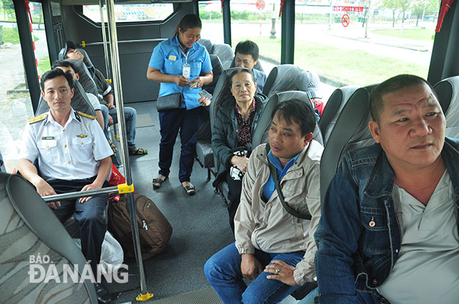 Việc điều chỉnh các tuyến xe buýt là phù hợp với quy hoạch chung. TRONG ẢNH: Hành khách đi trên xe buýt trợ giá của thành phố. 				          Ảnh: THÀNH LÂN