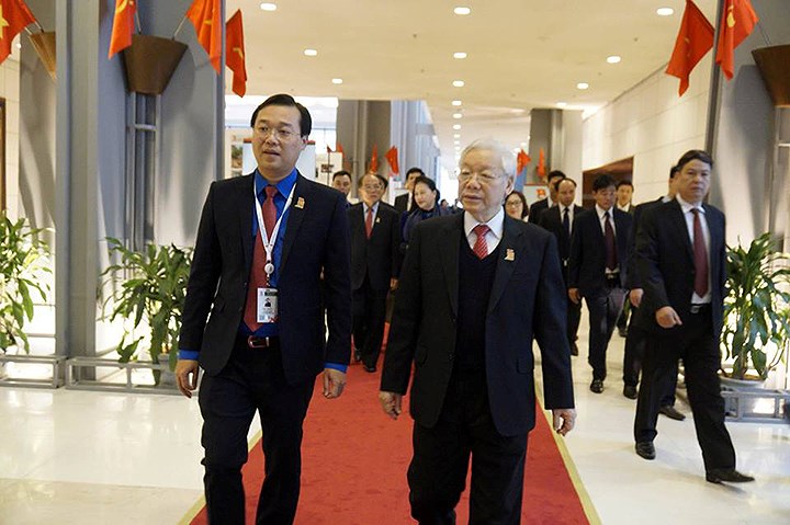 Tổng Bí thư Nguyễn Phú Trọng bước vào tiền sảnh Đại hội, trong sự chào đón của các đại biểu đoàn viên thanh niên và các em thiếu nhi.